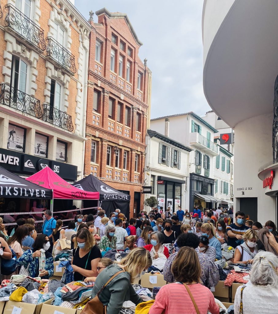 Sjah Spelen met zuiden Braderie des Fêtes de la Saint Jean - Saint-Jean-de-Luz Boutiques