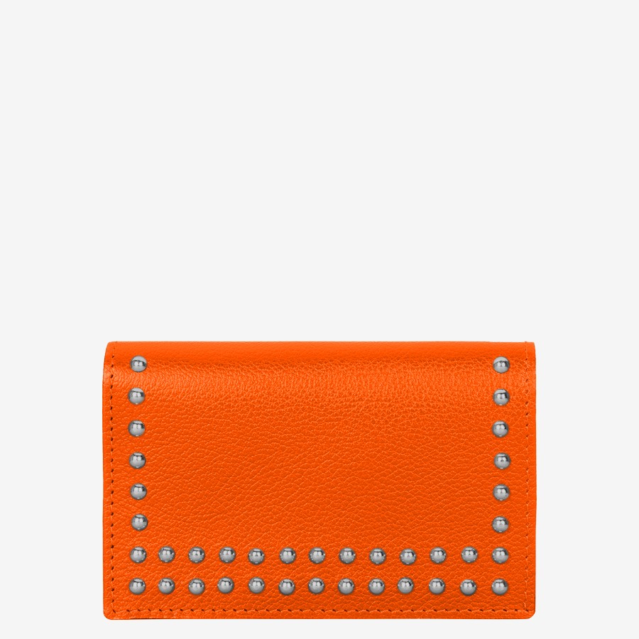 587